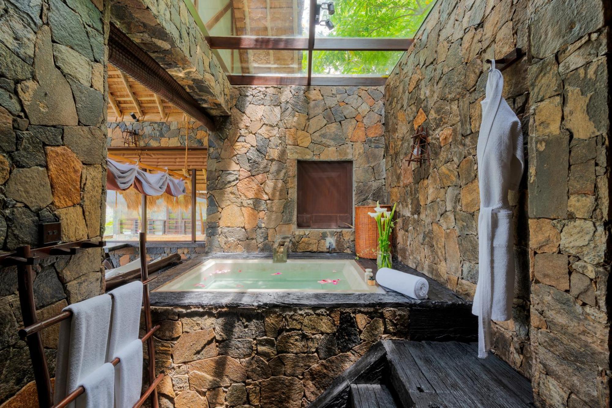 Honeymoon Deluxe Bathtub